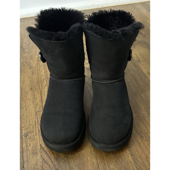 UGG Shoes - black UGG Bailey Button II boots sheepskin lining Size 7 Comfort Warm Classic
